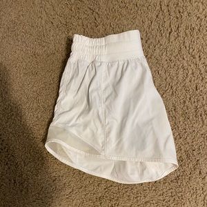 lululemon white hotty hot shorts 4”